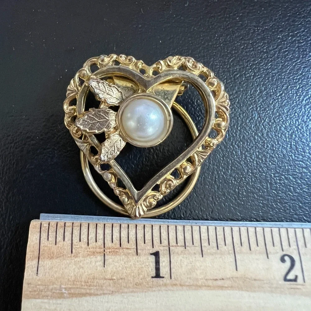 Vintage‎ Gold Tone Heart Scarf Clip Faux Pearl Floral Filigree Romantic Pin